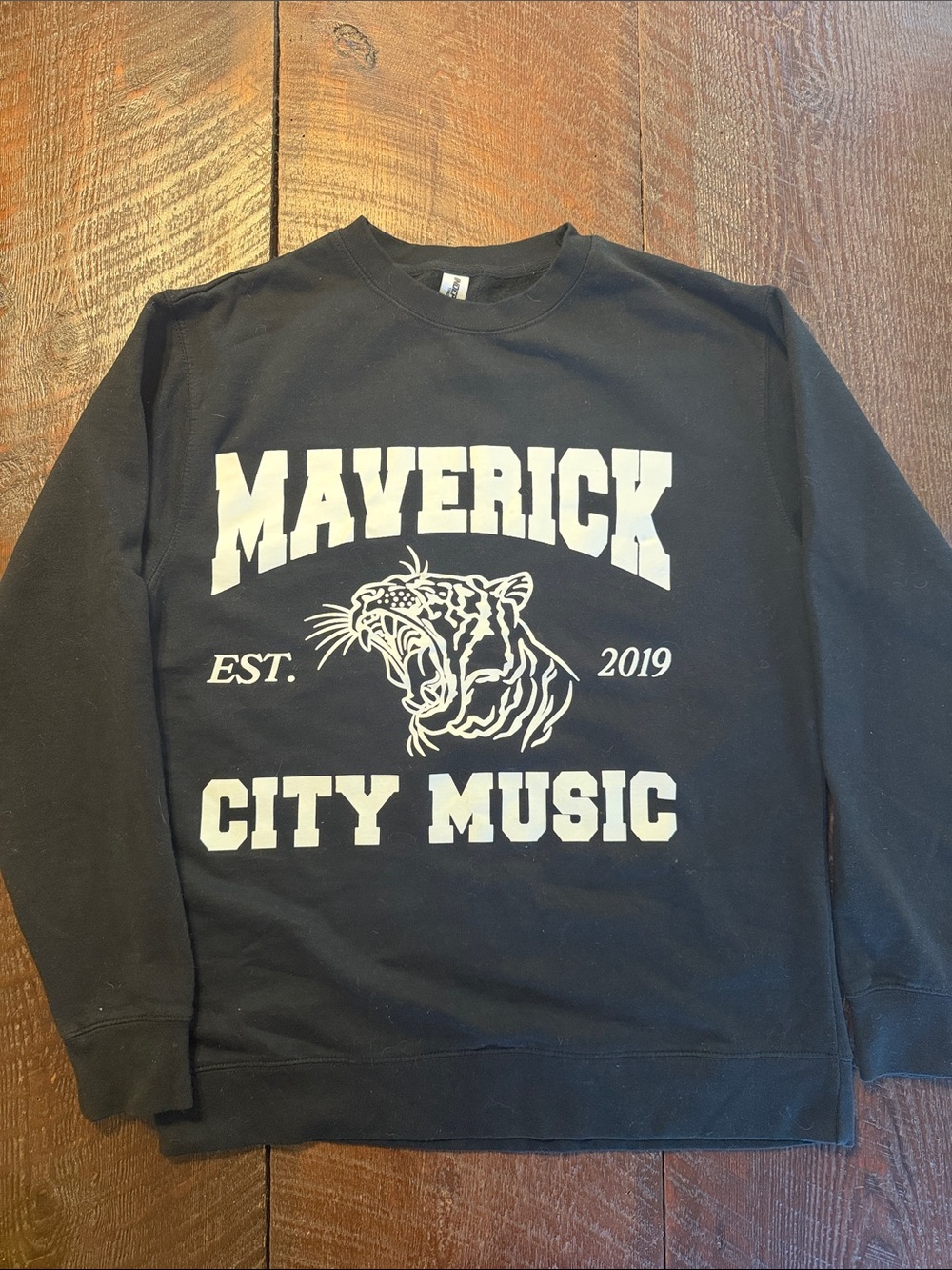 Maverick City Music Sweatshirt Women’s L Black Tiger Graphic Crewneck